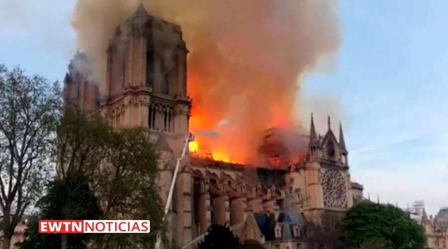 La Catedral de Notre Dame de París en llamas / Imagen: Captura de video