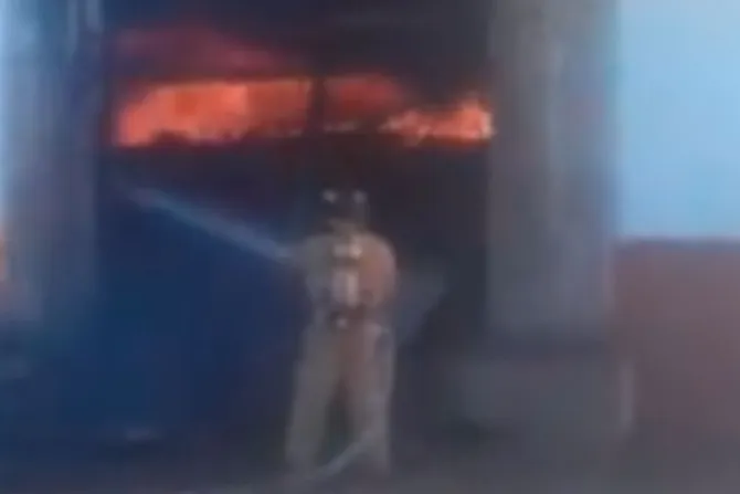 Incendio consume parte de iglesia católica en México [VIDEO]