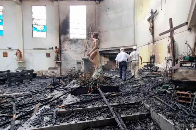 Incendio causa graves daños a iglesia y deja herido a sacerdote en Colombia