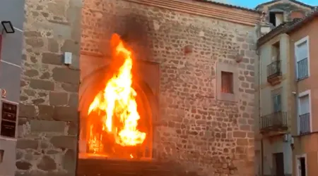 Incendio provoca daños al interior de iglesia en España 