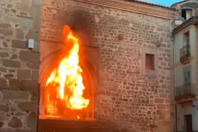 Incendio provoca daños al interior de iglesia en España 