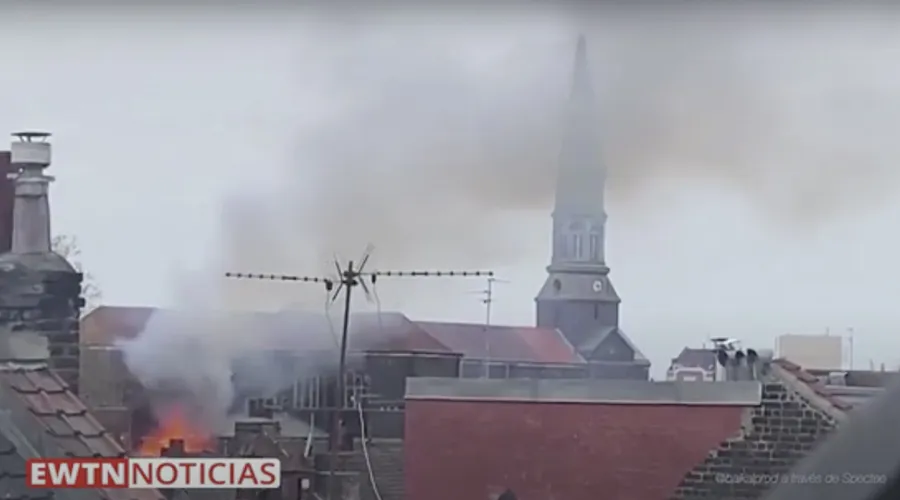 Incendio de la iglesia San Pedro y San Pablo de Lille (Francia). Crédito. Captura de Pantalla Youtube ?w=200&h=150