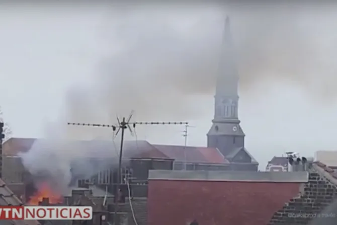  Iglesia de San Pedro y San Pablo en Francia sufre incendio 