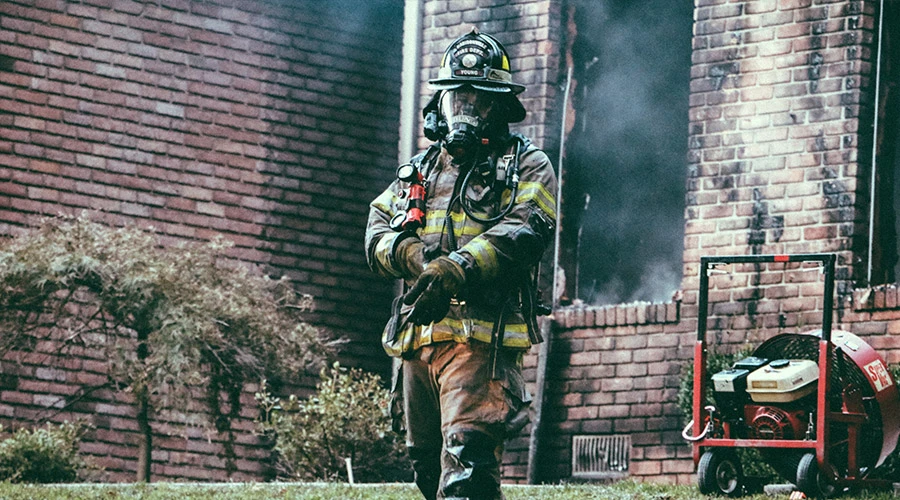 Desconocidos causan incendio en la iglesia de la Sagrada Familia de Derry, en Reino Unido / Crédito: Unsplash?w=200&h=150