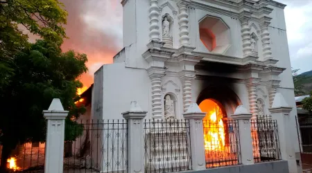 Rayo provoca incendio en iglesia católica de casi 300 años de antigüedad