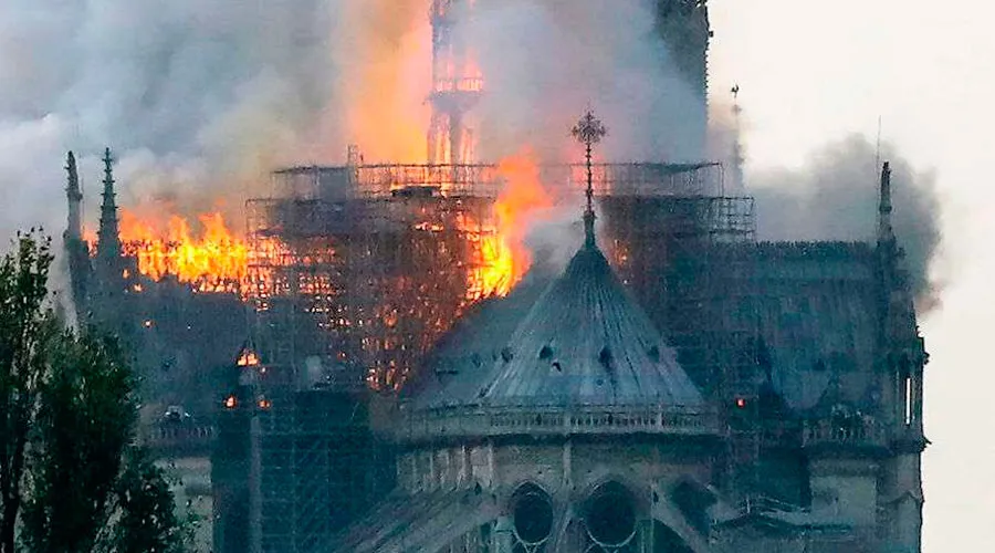 Vaticano expresa su conmoción y tristeza por incendio en Catedral de Notre Dame de París