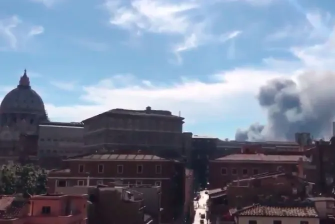 VIDEO: Voraz incendio en Roma levantó columna de humo negro sobre el Vaticano