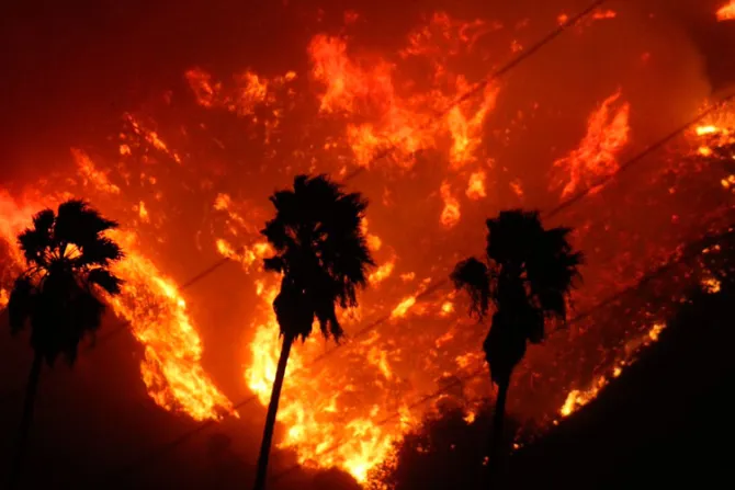 Arzobispo pide oraciones por miles de afectados por incendios en California