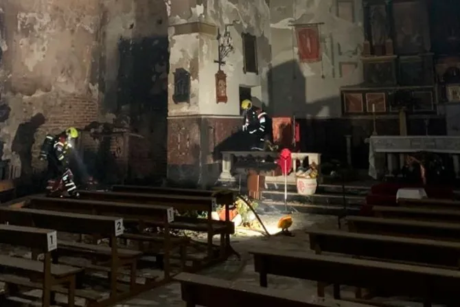 Incendio daña antigua iglesia y destruye imágenes de Cristo y de la Virgen