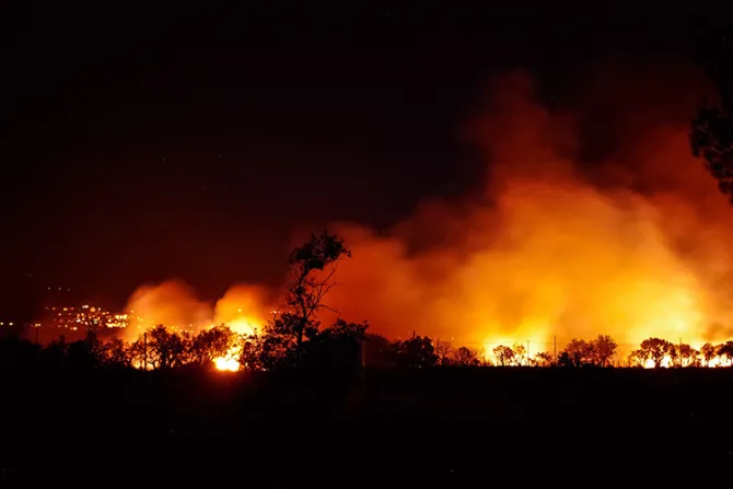 Incendios en Portugal y España dejan al menos 35 muertos: Alientan solidaridad de fieles
