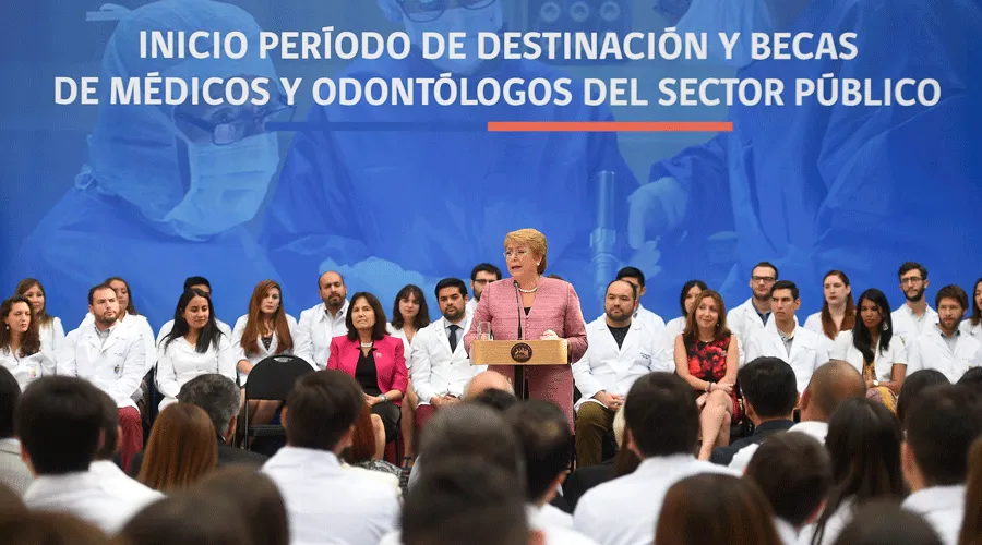 Chile: Joven médico provida entrega a presidenta Bachelet carta contra ley del aborto 