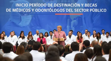 Chile: Joven médico provida entrega a presidenta Bachelet carta contra ley del aborto 
