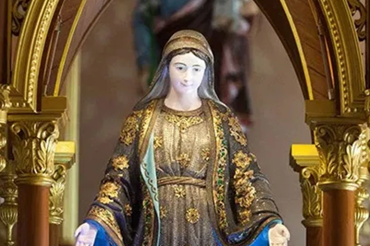 En este país de minoría católica adornan a la Virgen con miles de piedras preciosas