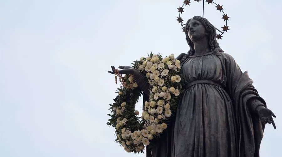 La Inmaculada Concepción en la Plaza de España de Roma. Foto: Daniel Ibáñez / ACI Prensa