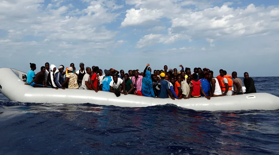 Inmigrantes cerca a Lampedusa (imagen referencial). Foto: Migrant Off shore Aid Station