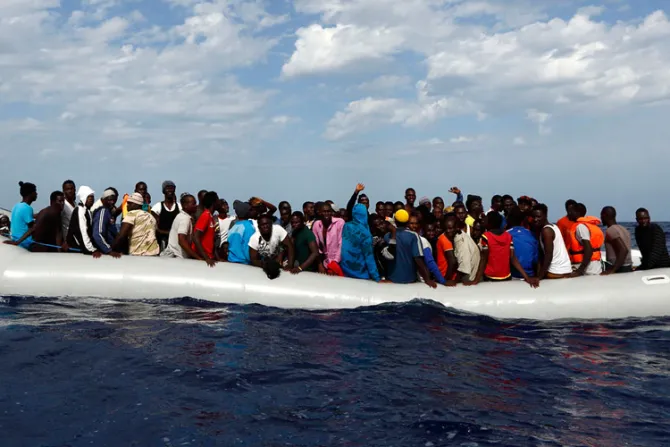 Sacerdote propone solución al drama de los migrantes en el Mediterráneo