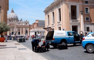 La policu00eda inspecciona una bolsa a pocos metros del Vaticano. Foto: Daniel Ibu00e1u00f1ez / ACI Prensa 