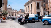 La policía inspecciona una bolsa a pocos metros del Vaticano. Foto: Daniel Ibáñez / ACI Prensa