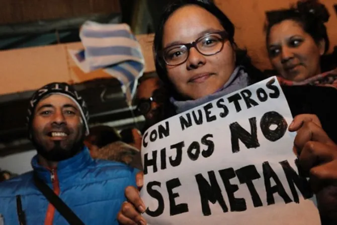 #ConMisHijosNoTeMetas: Uruguay se moviliza contra la ideología de género en escuelas