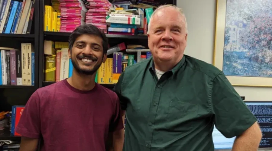 Joel Mathew (izquierda) y Ulf Hermjakob, investigadores del Instituto de Ciencias de la Información de la Universidad del Sur de California. Crédito: Cortesía?w=200&h=150