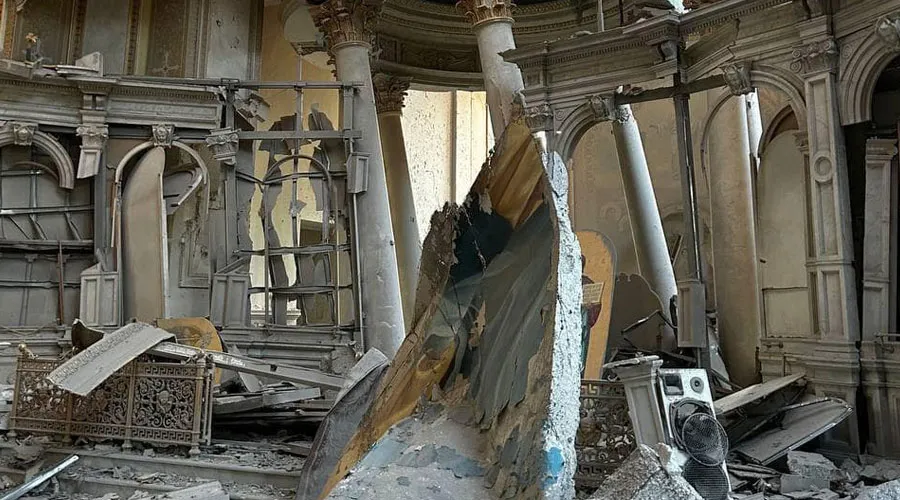 El interior, lleno de escombros, de la Catedral de la Transfiguración tras el ataque ruso. Crédito: Ministerio de Asuntos Internos de Ucrania (CC BY 4.0)?w=200&h=150