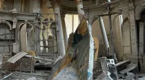 El interior, lleno de escombros, de la Catedral de la Transfiguración tras el ataque ruso. Crédito: Ministerio de Asuntos Internos de Ucrania (CC BY 4.0)