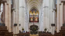 Interior catedral de La Almudena de Madrid (España). Foto: Wikipedia. 