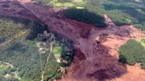 Vista aérea de la zona afectada por el colapso de la represa de relaves mineros en Minas Gerais (Brasil). Foto: Corpo de Bomberos - difusión