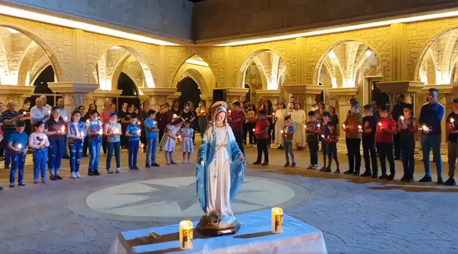 Niños rezando el Rosario en Irak. Crédito: Twitter Ayuda a la Iglesia Necesitada (ACN)