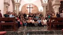 Jóvenes en la iglesia católica St. George Chaldean en Telskuf, Irak (2020) / Crédito: Cortesía del P. Karam Shamasha