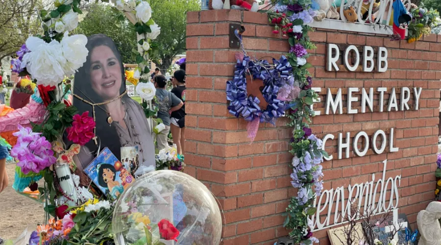 Imagen de Irma García en memorial en el exterior de la Robb Elementary School en Uvalde, Texas. Crédito: David Ramos / ACI Prensa.