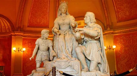Retiran estatua de Isabel la Católica y de Cristóbal Colón de Capitolio de California