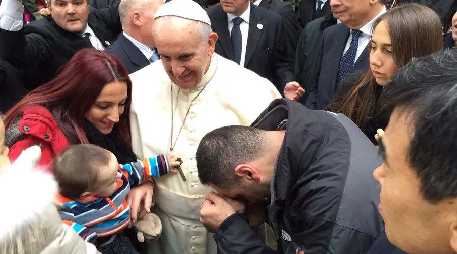 El tío de Isabel y su familia recibiendo el saludo del Papa Francisco