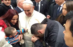 El tío de Isabel y su familia recibiendo el saludo del Papa Francisco 
