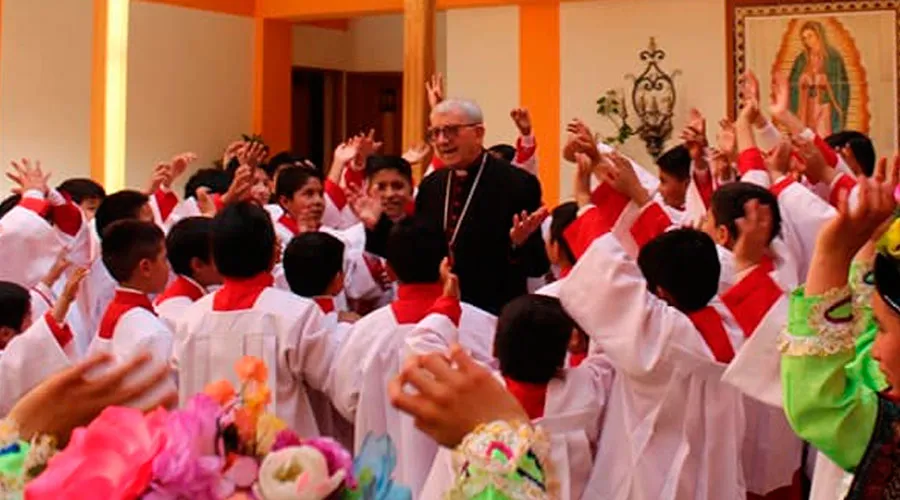 Mons. Isidro Barrio, Obispo Emérito de Huancavelica, con el coro de niños que participó en la Misa de toma de posesión del nuevo Obispo. Crédito: Cortesía P. Carlos López?w=200&h=150