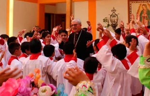 Mons. Isidro Barrio, Obispo Emu00e9rito de Huancavelica, con el coro de niu00f1os que participu00f3 en la Misa de toma de posesiu00f3n del nuevo Obispo. Cru00e9dito: Cortesu00eda P. Carlos Lu00f3pez 