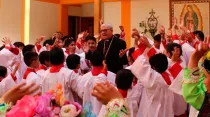 Mons. Isidro Barrio, Obispo Emérito de Huancavelica, con el coro de niños que participó en la Misa de toma de posesión del nuevo Obispo. Crédito: Cortesía P. Carlos López