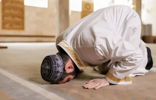 Un musulmu00e1n reza en una mezquita. Cru00e9dito: Pexels 