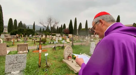 Obispos italianos rezan en los cementerios por víctimas de coronavirus