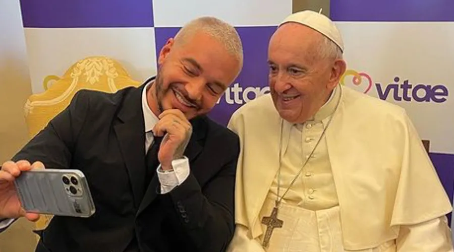 El Papa Francisco le hace una broma a J. Balvin