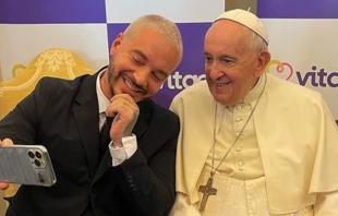 J. Balvin y el Papa Francisco. Cru00e9dito: Instagram oficial de J. Balvin. 