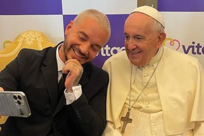 El Papa Francisco le hace una broma a J. Balvin