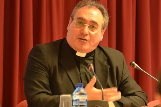 Secretario del episcopado español critica a quienes atacan al Papa