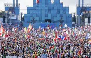 La multitud de peregrinos en el Parque Eduardo VII donde se celebra la Misa inaugural de la JMJ Lisboa 2023. Cru00e9dito: Sebastiao Roxo / Flickr JMJ Lisboa 2023 