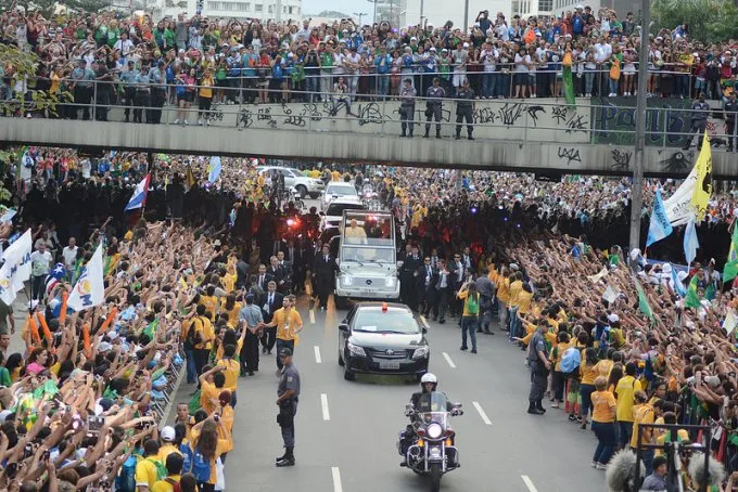 Una multitud saluda al Papa en la última JMJ realizada en Río en julio de este año (foto Elisa Pires)