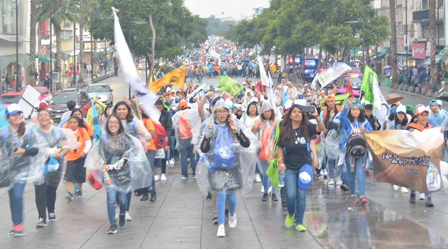Miles de jóvenes peregrinaron a la Basílica de Guadalupe en Ciudad de México. Foto: DEMPAJ.