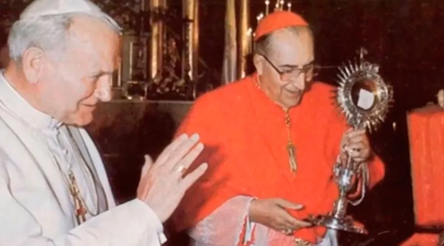 Cardenal Juan Landázuri Ricketts junto a San Juan Pablo II. Foto: Arzobispado de Lima.?w=200&h=150