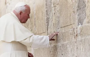 San Juan Pablo II rezando en el Muro de los Lamentos en Jerusalén / Foto: Vatican Media / ACI Prensa 