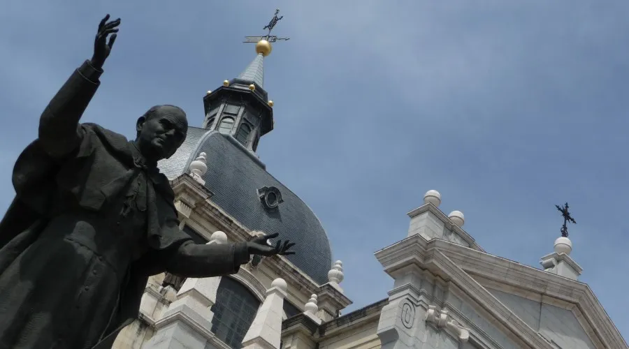 Estatua de San Juan Pablo II en Madrid (España). Crédito: Cathopic?w=200&h=150