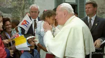 San Juan Pablo II saluda a niña en su visita a Cuba, en 1998. Foto: L'Osservatore Romano.